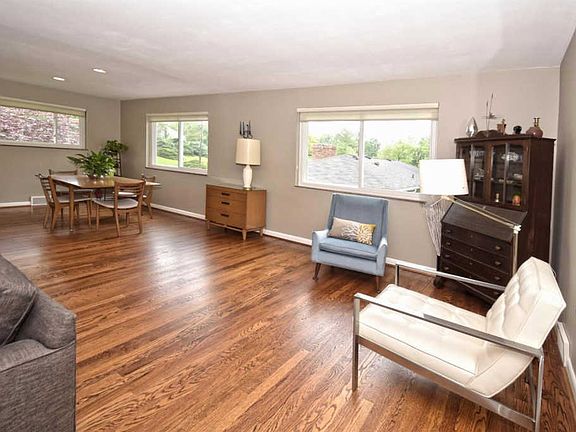 4th image of 8360 Lynnehaven Dr