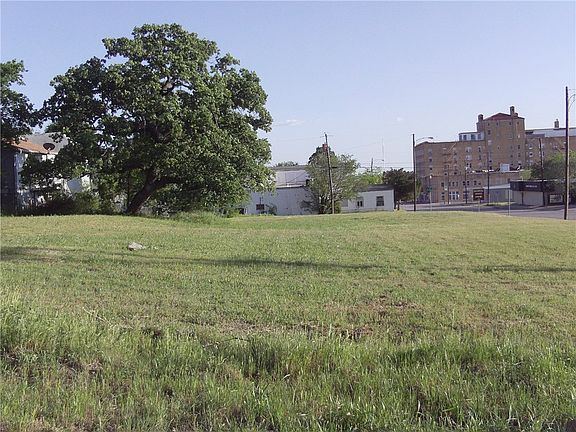 4th image of 704 N Oak Ave