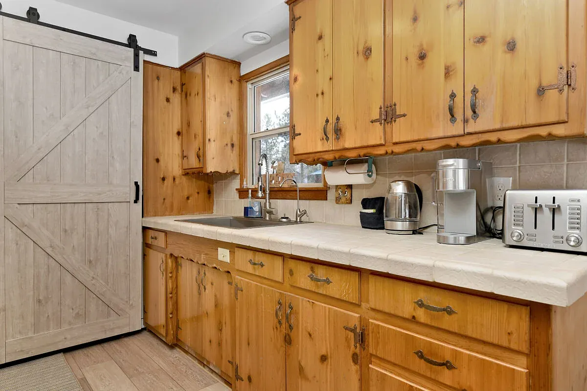 2 bed, 884 sqft, $2,700 — Photo 2