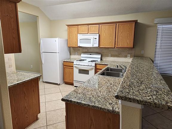 4th image of 19747 Whispering Hollow Ln