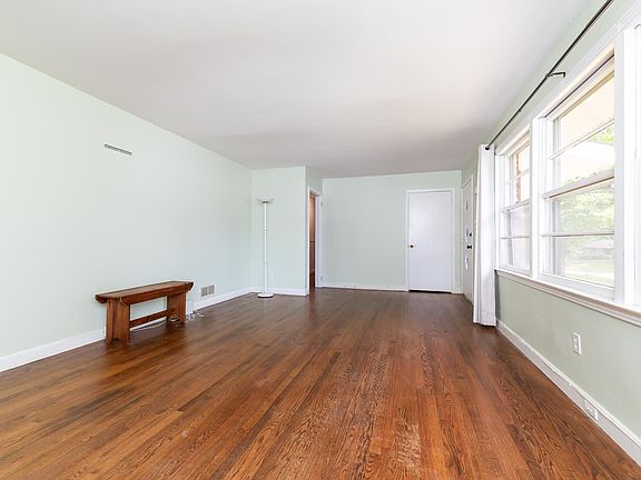 3rd image of 104 Anita Ct