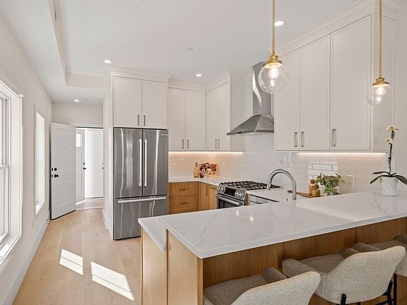 3rd image of 326 Lowell St #2