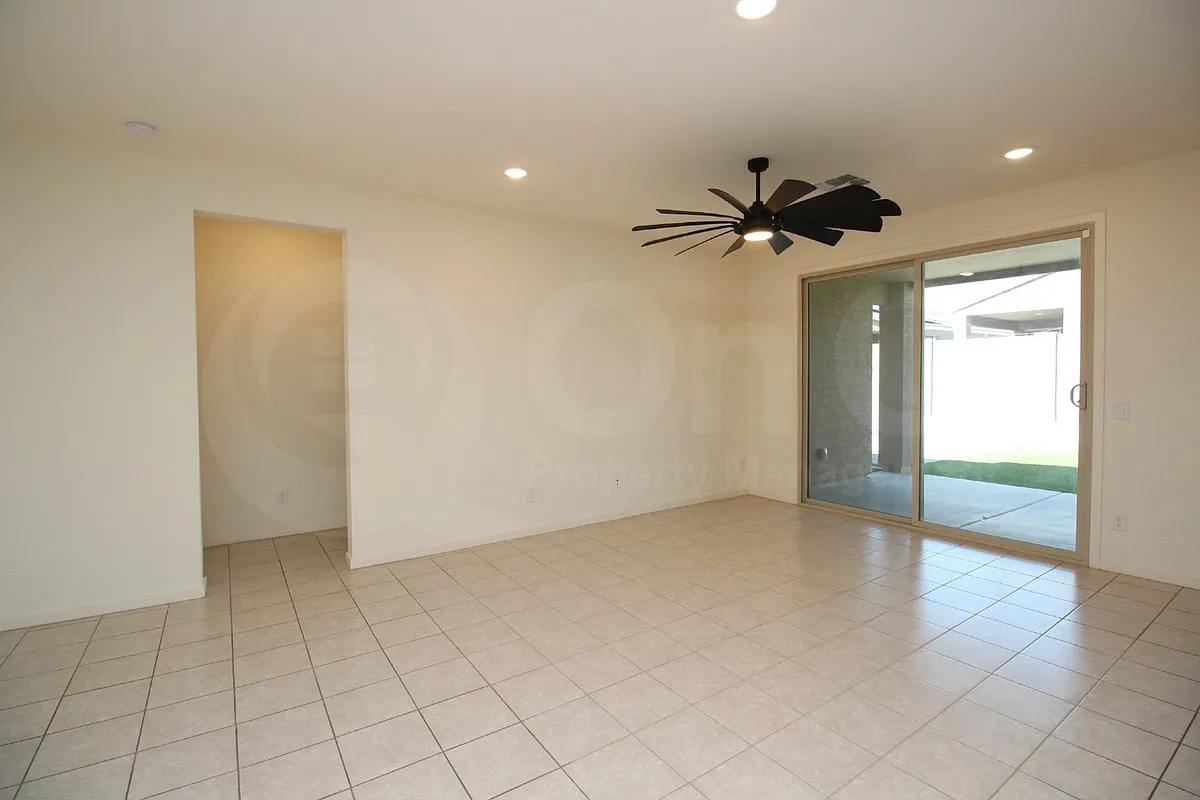 4 bed, 2.0 bath, 2109 sqft, $2,195 — Photo 4