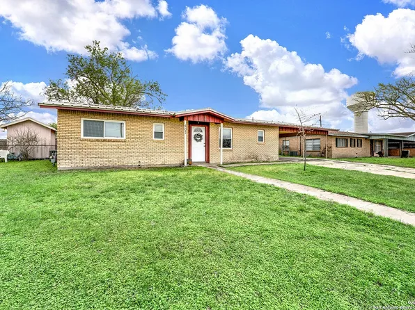 507 W South Line St, Karnes City, TX 78118