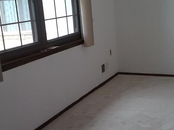 4th image of 824 Victoria Ct #Townhouse