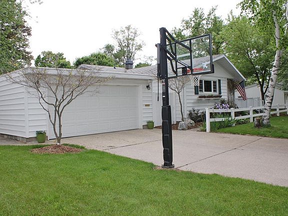 2nd image of 504 Willow Ave