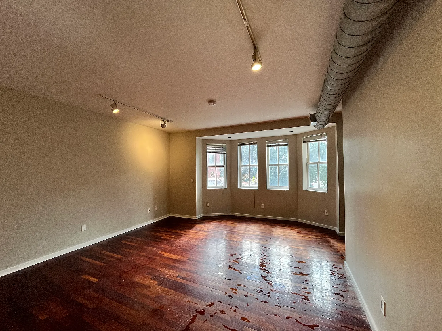 2 bed, 1100 sqft, $1,600 — Photo 2