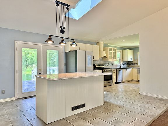 2nd image of 135 Pembroke Rd SW