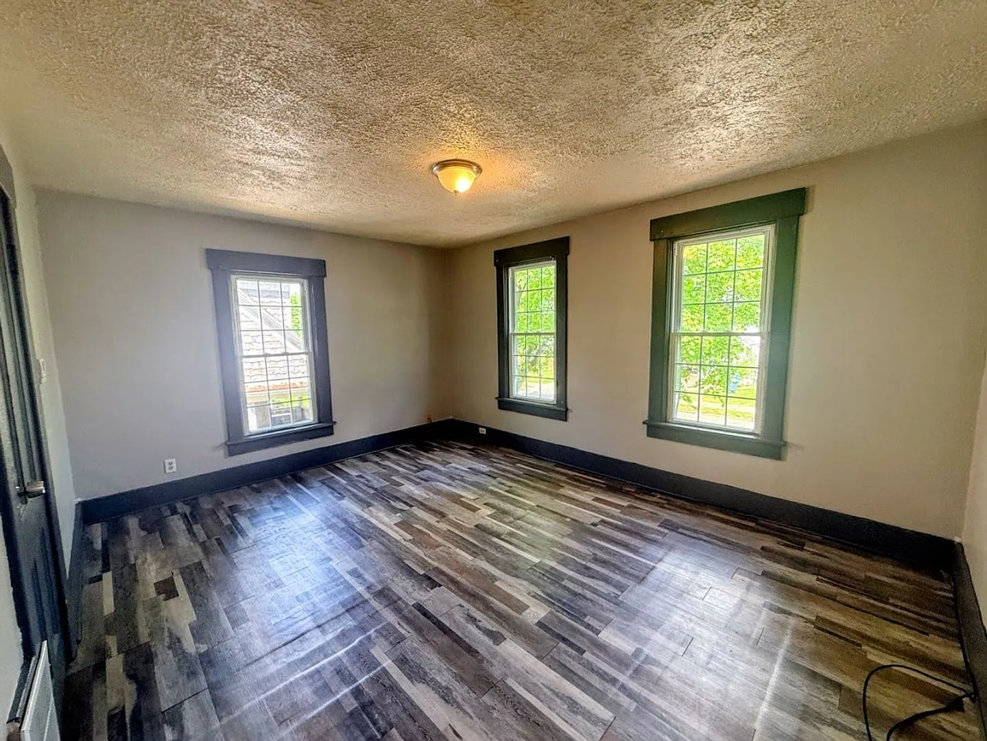 560 Schiller Ave — Photo 3