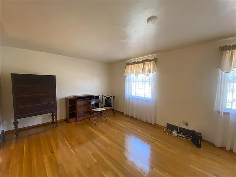 439 Crestview Dr — Photo 16