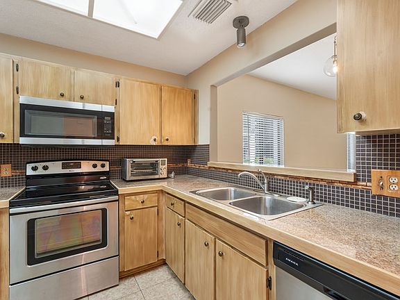 5th image of 611 Fairmont Ave APT A