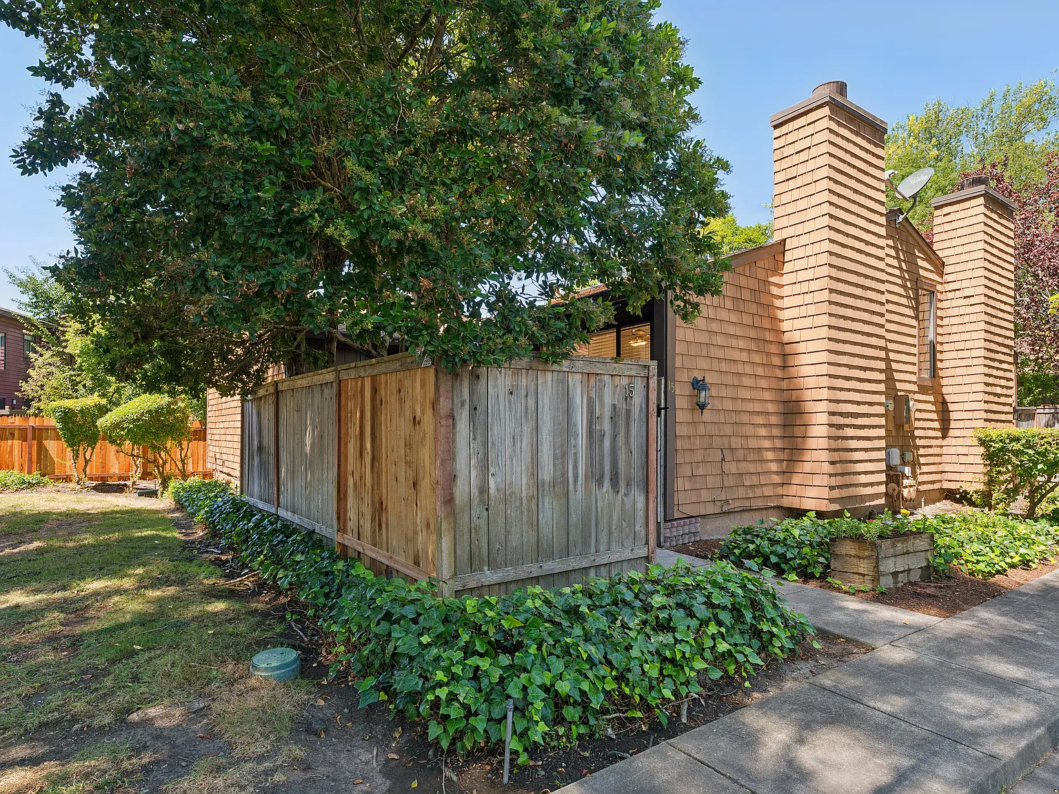 3 bed, 944 sqft, $2,700 — Photo 1