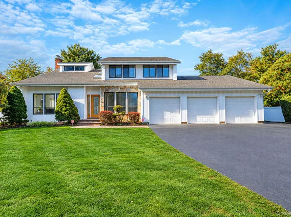 8 Hyanis Court, Mount Sinai, NY 11766