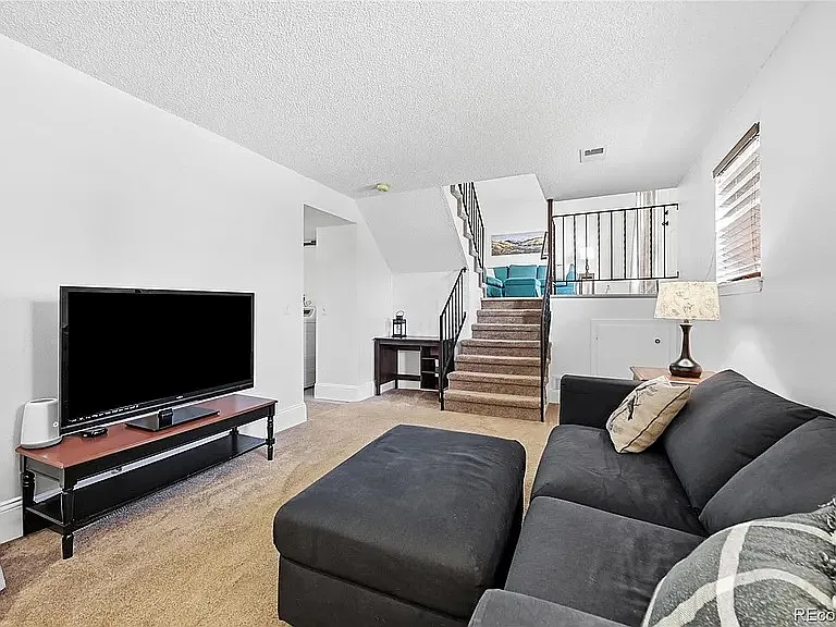 3 bed, 1320 sqft, $2,000 — Photo 2