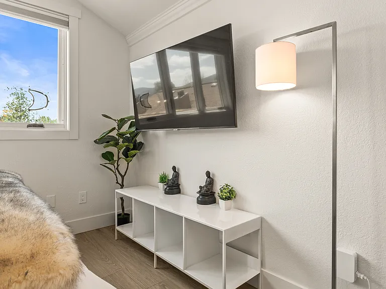 Upstairs Ensuite Bedroom #2 | Smart TV