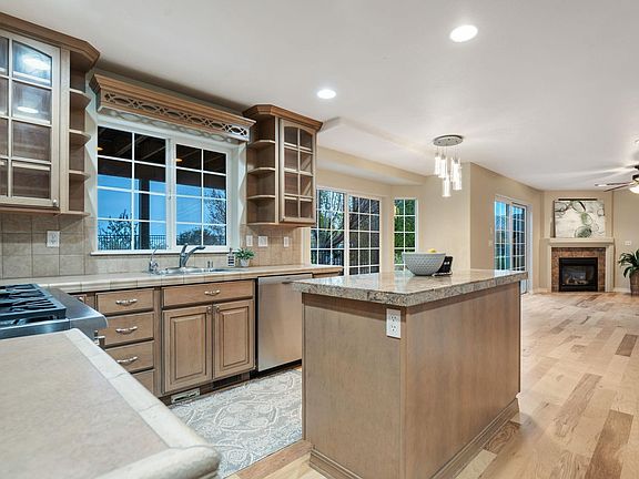 5th image of 834 Rand Dr