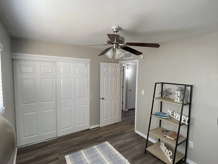 Sand Pebble Apartments — Photo 10