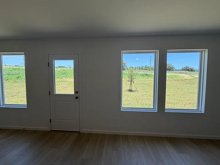 571 Artemis St — Photo 5