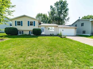 918 5th St #A, Hampton, IL 61256