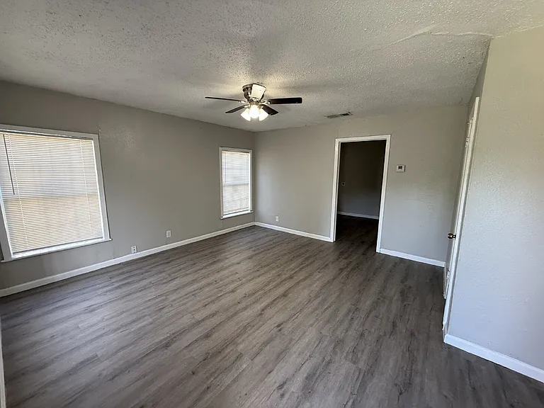 2213 Lea Crest Dr — Photo 2