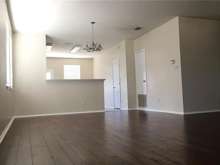 2204 Hickory Dr — Photo 3