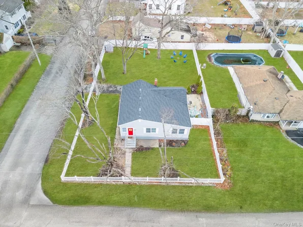 220 Woodycrest Drive, Holtsville, NY 11742