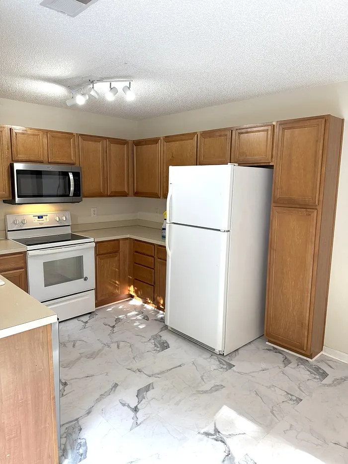 2 bed, 2.0 bath, 1300 sqft, $1,695 — Photo 2