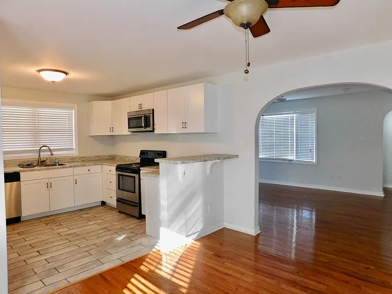 818 E Washington St — Photo 16