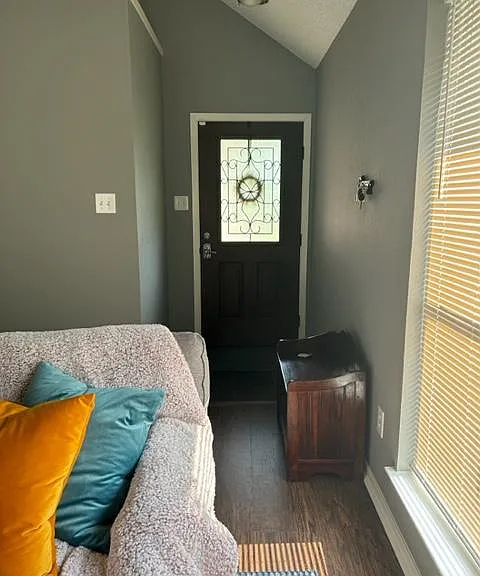 1137 Irene Dr — Photo 2
