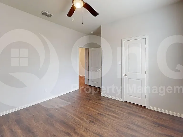 2402 Buchanan Ln — Photo 12