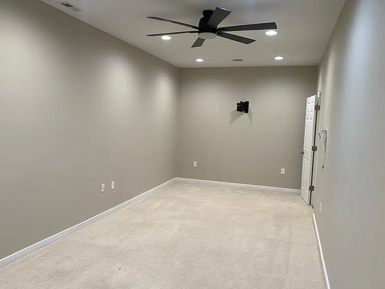 544 Abbey Village Cir — Photo 13