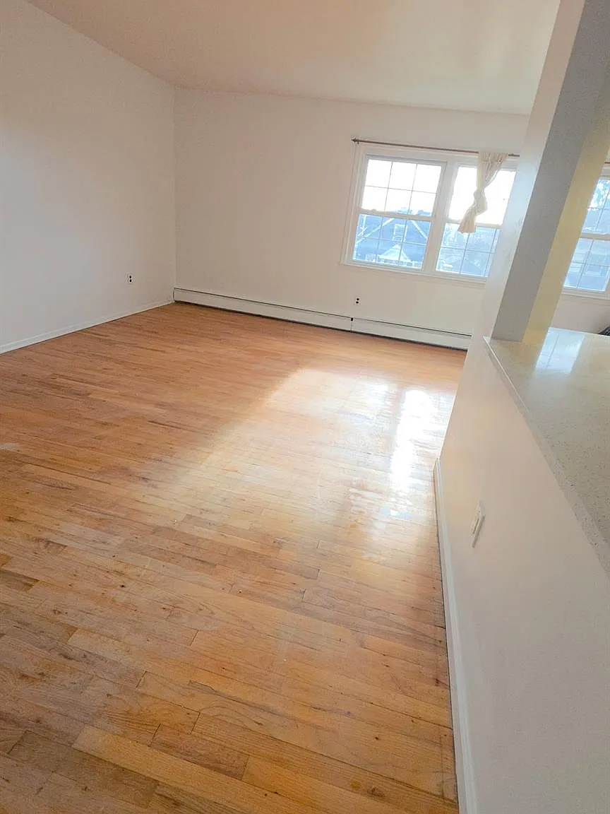 3 bed, 1.5 bath, 1000 sqft, $3,000 — Photo 2