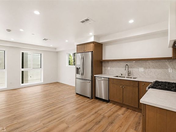 3rd image of 1122 N Beachwood Dr #1/2