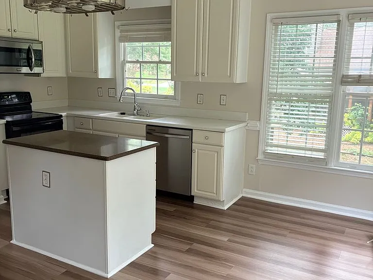 4911 Brompton Ln — Photo 3