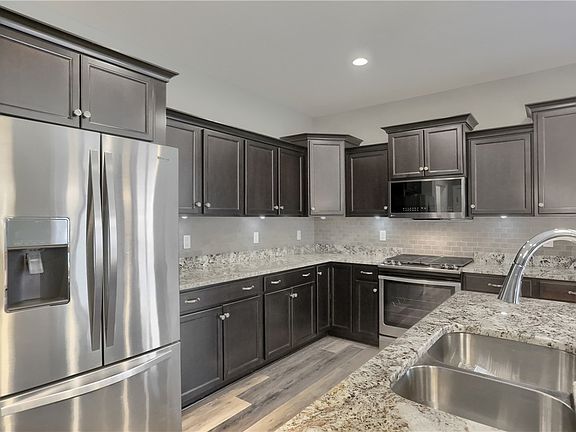 3rd image of 305 Dupont Dr