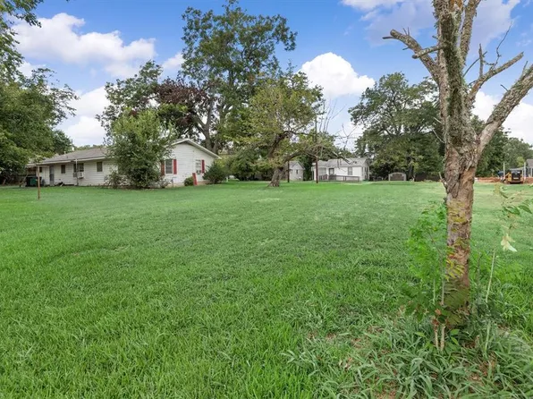1306 E Alamo Street, Brenham, TX 77833