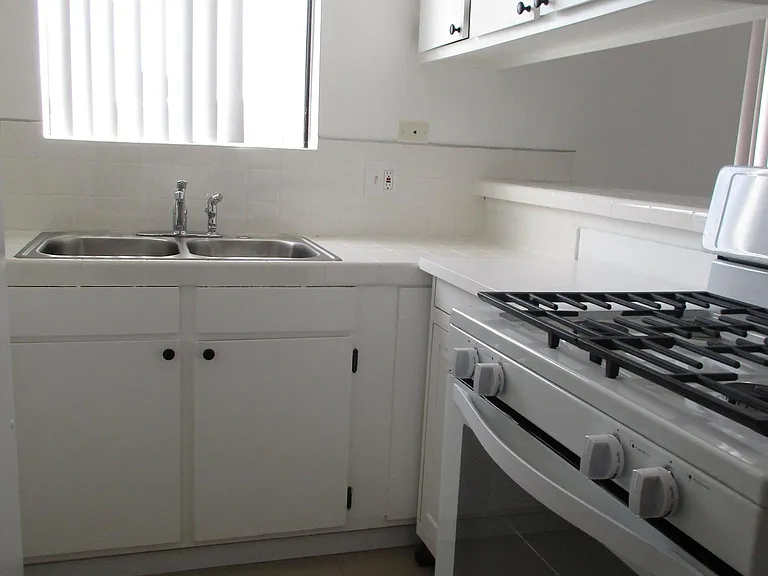 RIGHT SIDE OF KITCHEN