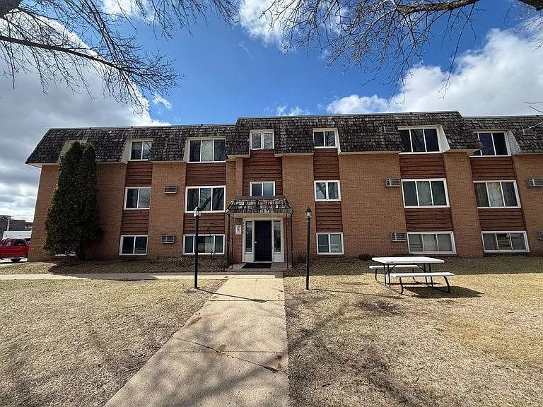 1116 2nd Street SE - Uptown Apartments — Photo 34