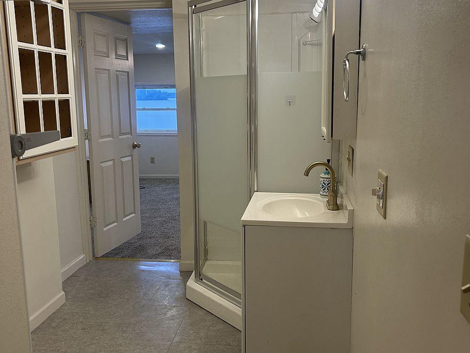 Walk through master bathroom