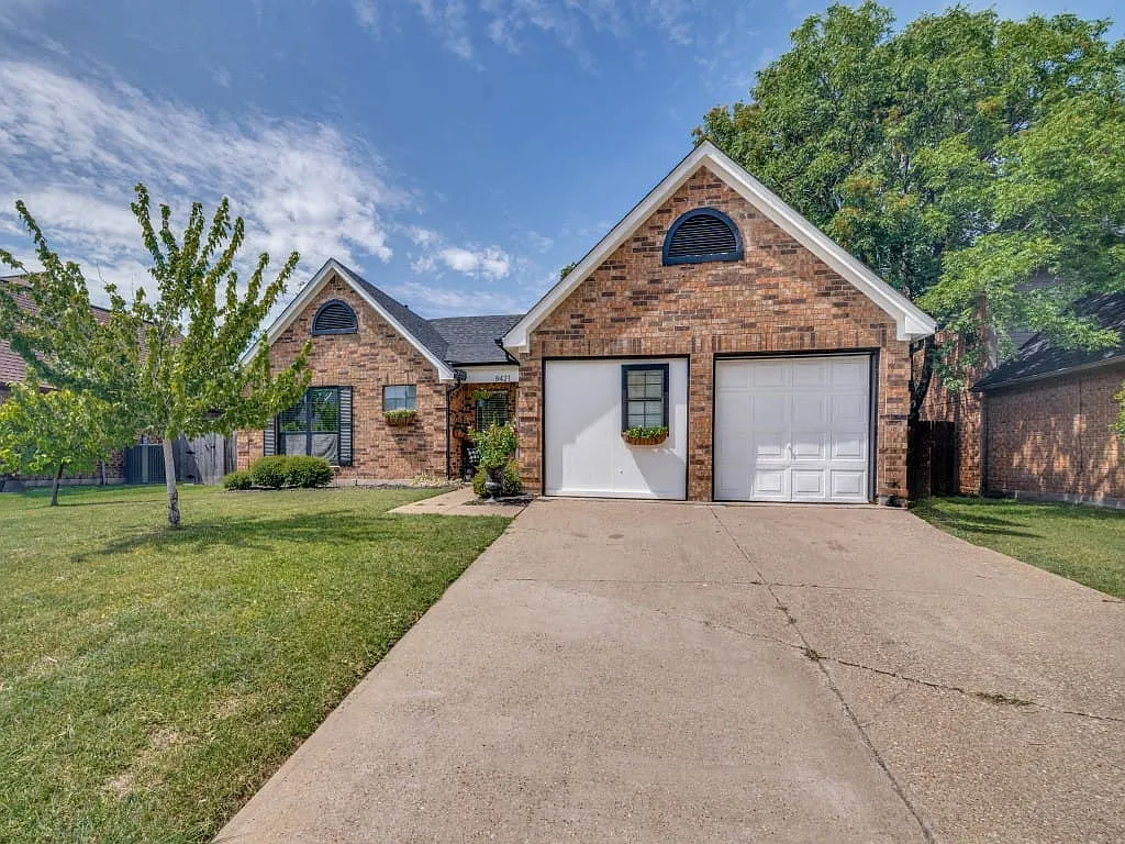 3 bed, 2.0 bath, 1736 sqft, $2,300 — Photo 1