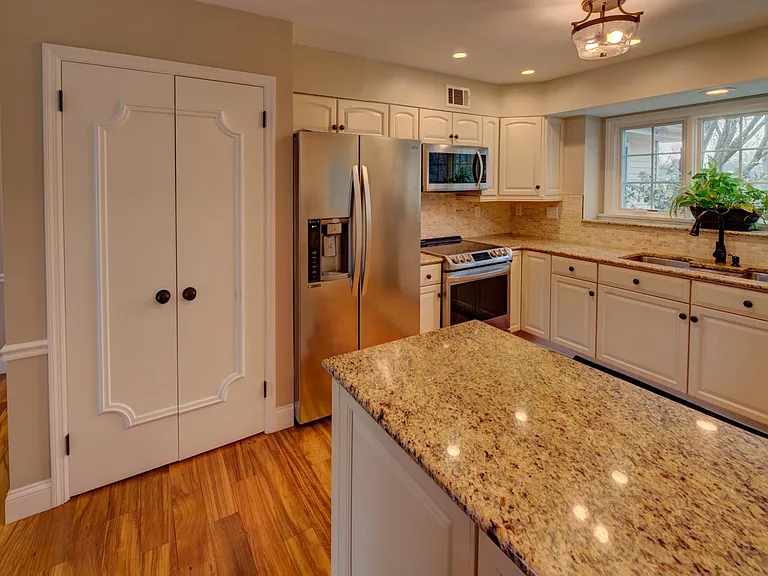 10490 Frontenac Woods Ln — Photo 17