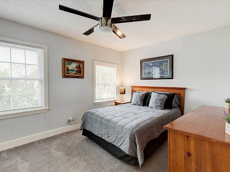 2801 W Biddison St — Photo 24