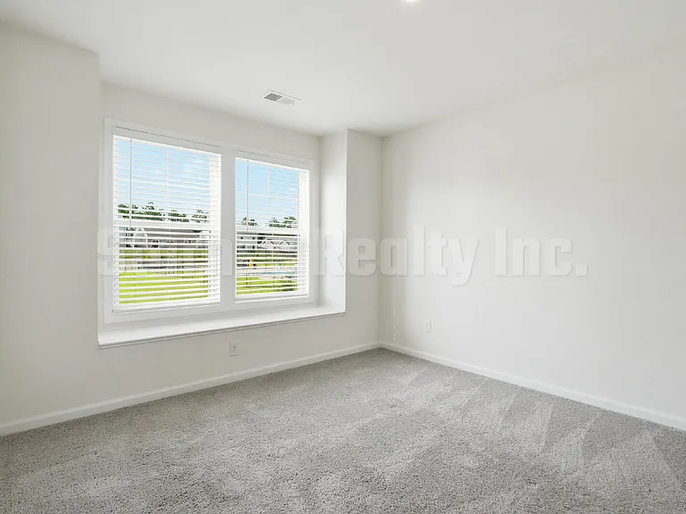 808 Pullman Loop — Photo 23