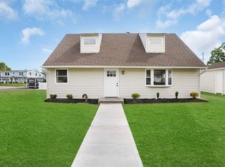 3120 Salem Ln, Levittown, NY 11756