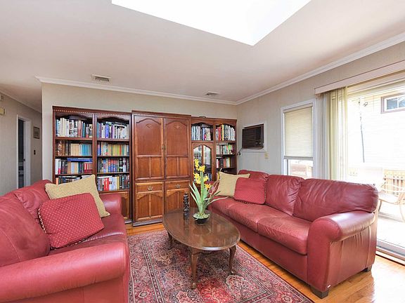 5th image of 584 Bellmore Ave