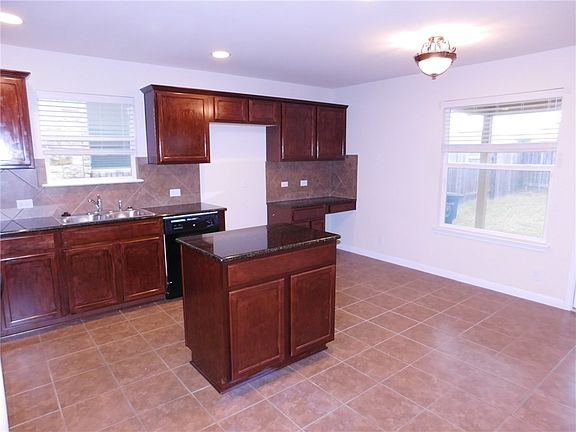3rd image of 2304 Nestlewood Dr