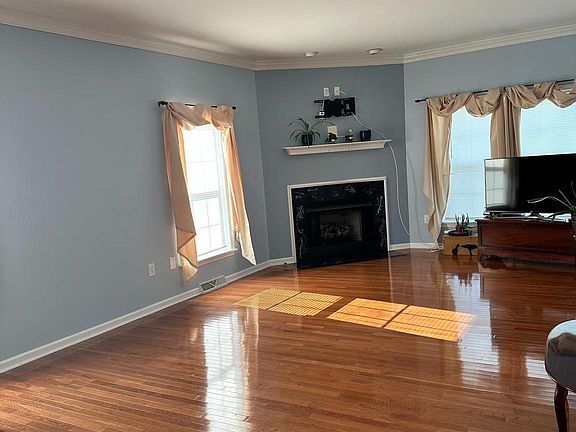 4th image of 388 Silver Dr