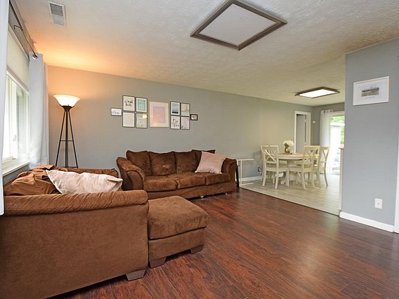 4th image of 302 Brookforest Dr
