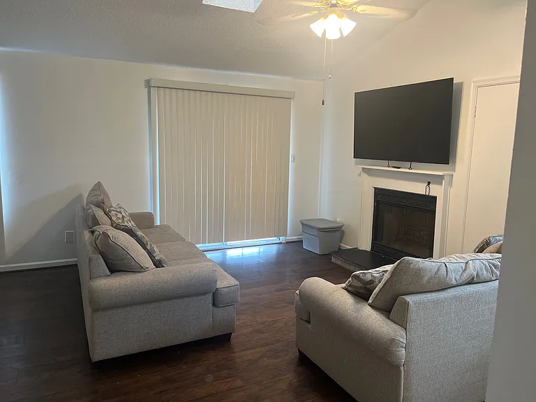 3522 Markham Ct — Photo 2