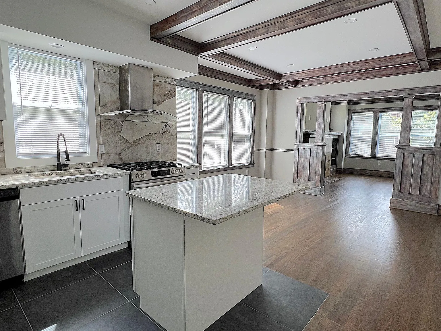 3 bed, 1400 sqft, $1,400 — Photo 2